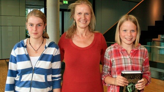 Cornelia Funke mit Henrike und Alina, zwei jungen Fans der Bestseller-Autorin. © NDR 2 Foto: Andreas Sorgenfrey