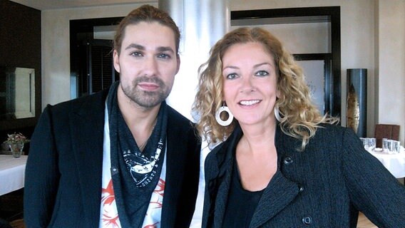 Geiger David Garrett mit NDR 2 Moderatorin Bettina Tietjen © NDR 