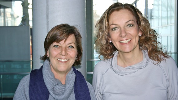 Die Autorin Dora Heldt (li.) mit NDR 2 Moderatorin Bettina Tietjen © NDR 2 Foto: Andreas Sorgenfrey