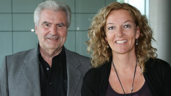 NDR 2 Moderatorin Bettina Tietjen mit dem Börsenexperten Frank Lehmann bei NDR 2 © NDR 2 Foto: Andreas Sorgenfrey