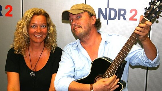 Moderatorin Bettina Tietjen und Comedian Hans Werner Olm mit Gitarre (August 2009)  