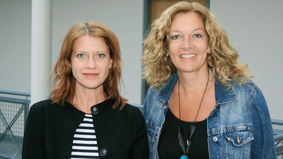 NDR 2 Moderatorin Bettina Tietjen (re.) mit der Schauspielerin Caroline Peters. © NDR 2 Foto: Andreas Sorgenfrey