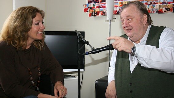 NDR 2 Moderatorin Bettina Tietjen mit Schauspieler Dieter Pfaff im Gespräch © NDR 2 Foto: Andreas Sorgenfrey