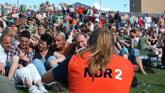 Das NDR 2 Promotion-Team in Büsum am Strand  