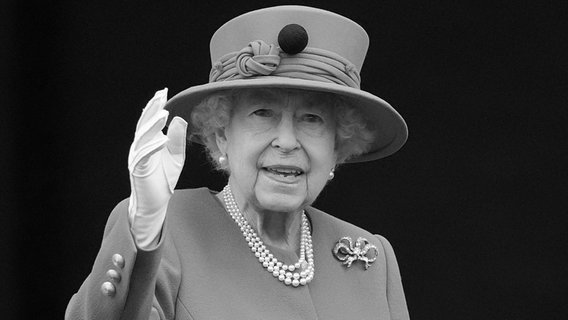 Die britische Königin Elizabeth II. bei einer Feier. © PA Wire/dpa Foto: Frank Augustein