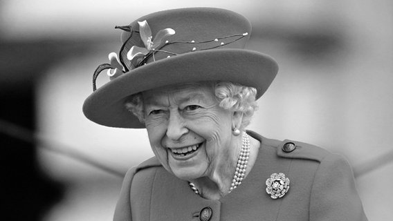 Die britische Königin Elisabeth II. steht gebückt (vor dem Buckingham Palace bei den Commonwealth-Spielen am 7. Oktober 2021) © Victoria Jones/PA Wire/dpa 