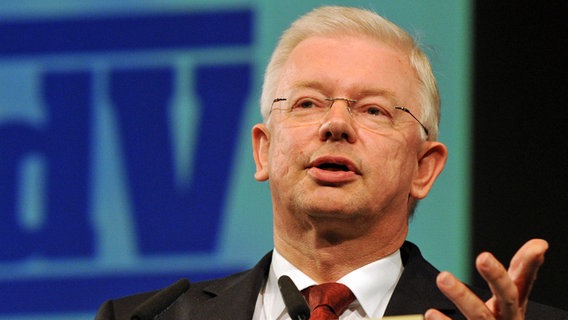 Der ehemalige Ministerpräsident von Hessen, Roland Koch (CDU), spricht auf der Festveranstaltung anlässlich des Tages der Vertriebenen in Berlin. (27.08.2011) © dpa Foto: Tim Brakemeier