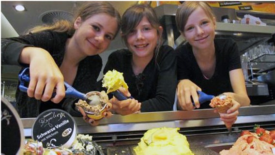 Schüler arbeiten in einer Eisdiele für soziale Projekte © dpa Foto: Miriam Schmidt
