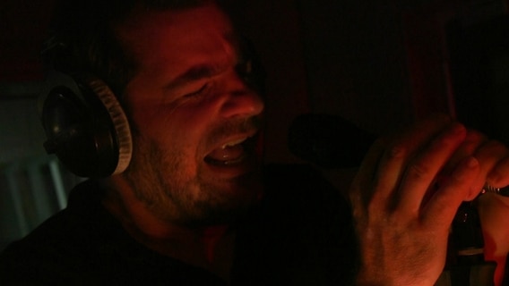 Andreas Altenburg singt als Oma Rosi bei Rotlicht. © NDR 2 