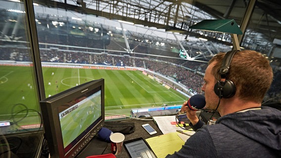 Ein Hörfunk-Reporter des NDR im Einsatz bei Hannover 96. © NDR Foto: Christian Wyrwa