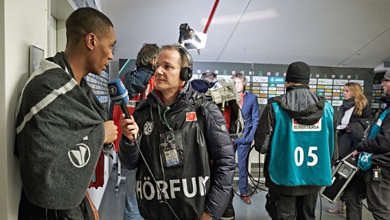 Die Hörfunk-Reporter des NDR im Einsatz bei Hannover 96. Die Hörfunk-Reporter des NDR im Einsatz bei Hannover 96. © NDR Foto: Christian Wyrwa
