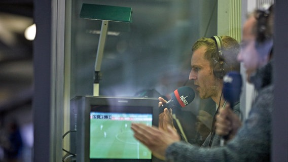 Die Hörfunk-Reporter des NDR im Einsatz bei Hannover 96. Die Hörfunk-Reporter des NDR im Einsatz bei Hannover 96. © NDR Foto: Christian Wyrwa