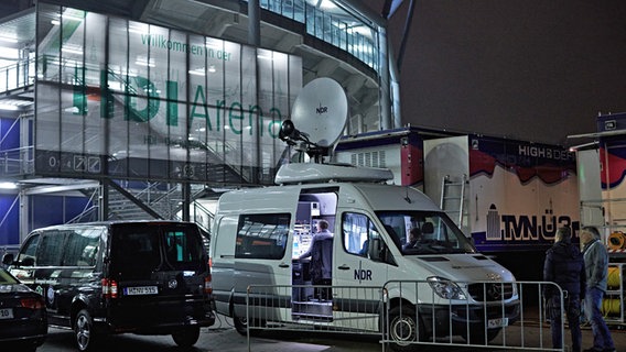 Die Hörfunk-Reporter des NDR im Einsatz bei Hannover 96. Die Hörfunk-Reporter des NDR im Einsatz bei Hannover 96. © NDR Foto: Christian Wyrwa