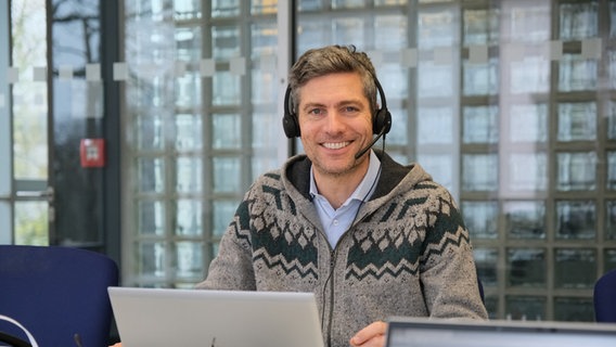 Ingo Zamperoni sammelt an der NDR 2 Spendenhotline Spenden für Hand in Hand für Norddeutschland. © NDR 2 Foto: Niklas Kusche
