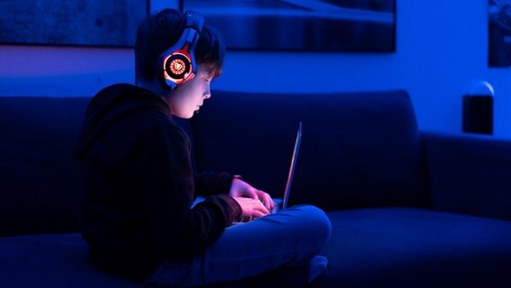 Ein Junge sitzt am Laptop und hat Kopfhörer auf den Ohren. © picture alliance / dpa-Zentralbild | Stephan Schulz Foto: Stephan Schulz