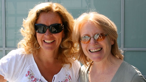Bettina Tietjen (li.) und die Schauspielerin Maren Kroymann bei NDR 2 im Juli 2009 © NDR 2 Foto: A. Sorgenfrey