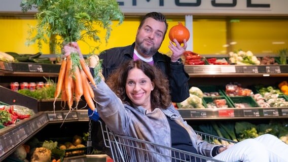 Elke und Jens im Supermarkt. © NDR 2 Foto: Niklas Kusche