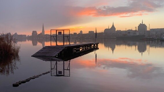 Bild vom Sonnenaufgang aus Rostock von NDR 2 Hörer Dierk Rathje. © Privat 