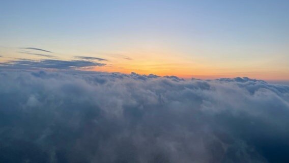 Sonnenaufgang über den Wolken. © privat Foto: NDR 2 Hörer Bernd