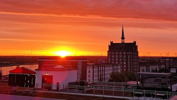 Sonnenaufgang mit Blick auf die Skyline von Rostock von NDR 2 Hörer Carsten © Privat 