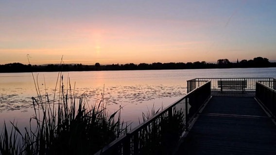 Farbenfroher Sonnenaufgang inklusive Froschkonzert am Seeburger See. © Privat Foto: NDR 2 Hörerin Petra