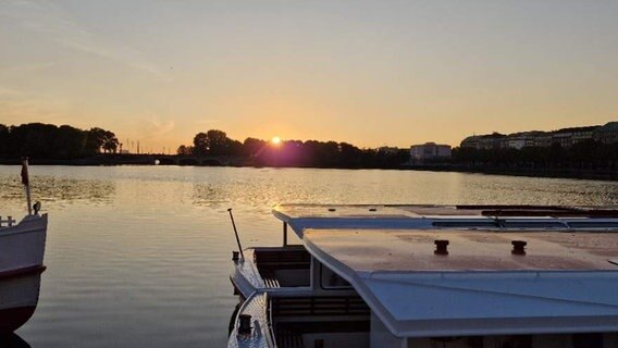 Die Sonne zeigt sich über der Binnenalster in Hamburg. © Privat Foto: NDR 2 Hörer Marco