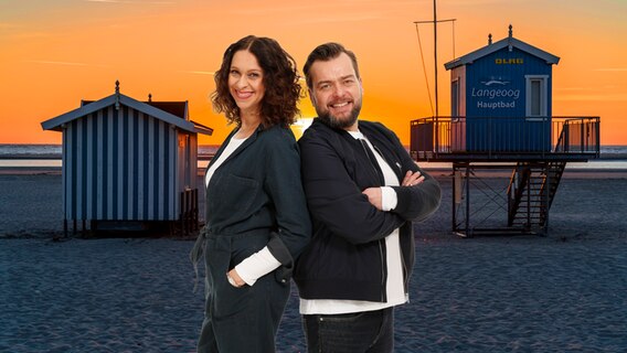 Elke Wiswedel und Jens Mahrhold befinden sich auf einem Bild mit der Nordsee Insel Langeoog im Hintergrund.  Foto: picture alliance / Jochen Tack | Jochen Tack