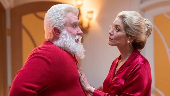 Santa Clause und seine Frau führen ein ernstes Gespräch in "Santa Clause: Die Serie". © Disney 