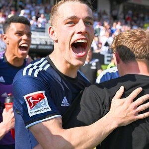 Miro Muheim (HSV) jubelt zu früh nach dem Sieg beim SV Sandhausen am 28. Mai 2023 © picture alliance / GES Foto: Markus Gilliar