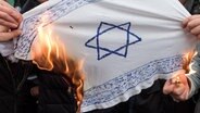 Demonstranten verbrennen in Berlin eine selbst gemalte israelische Flagge (10.12.2017) © snapshot-photography/F.Boillot Foto: snapshot-photography/F.Boillot