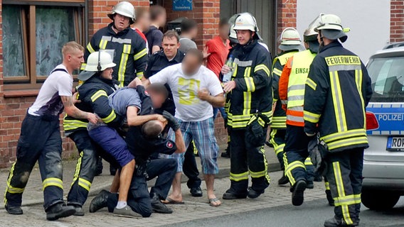 Gaffer bei einer Auseinandersetzung mit mehreren Feuerwehrleuten und Polizisten. © dpa Picture Alliance Foto: Theo Bick
