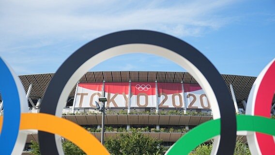 Olympische Ringe stehen vor dem Olympiastadion in Tokio.  