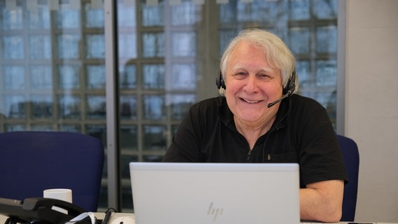 Peter Urban am Hand in Hand für Norddeutschland Spendentelefon von NDR 2. © NDR 2 Foto: Niklas Kusche