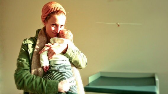 Ilka Petersen drückt ihren Sohn Leonard Aaron an sich. © privat Foto: Michael Woddow