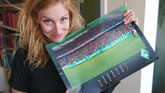 Ilka Petersen mit einem Werder-Bremen-Kalender © privat Foto: Michael Woddow