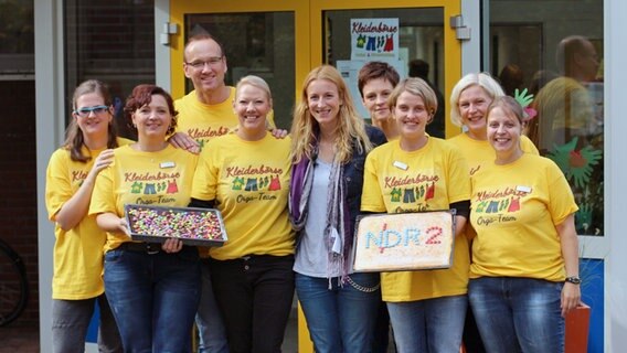 Ilka Petersen mit den Helfern bei der Kleiderbörse in Nienhagen © NDR Foto: Jil Hesse