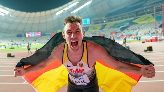 Zehnkampf, Männer, 1500 Meter. Niklas Kaul aus Deutschland jubelt nach dem Gesamtsieg.  Foto: Michael Kappeler