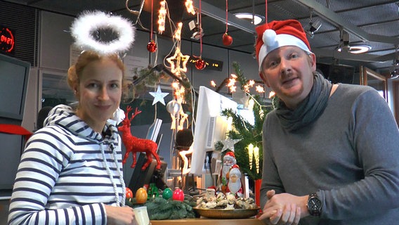 Die NDR 2 Moderatoren Ilka Petersen und Holger Ponik im weihnachtlich dekorierten Studio. © NDR 2 Foto: Screenshot