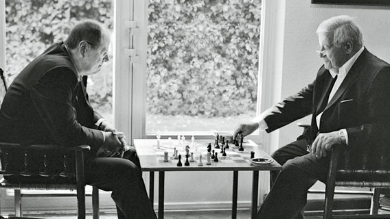 Altkanzler Helmut Schmidt und Ex-Bundesfinanzminister Peer Steinbrück beim Schach. © Ingrid von Kruse Foto: Ingrid von Kruse