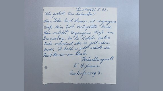 Entschuldigungsschreiben der Mutter und Atteste (Foto 4/5)
a. Es gibt einige Entschuldigungsschreiben der Mutter Marie Wichmann an Kurt Werners Lehrerin, aber bei weitem nicht genug um alle Fehltage zu erklären.  