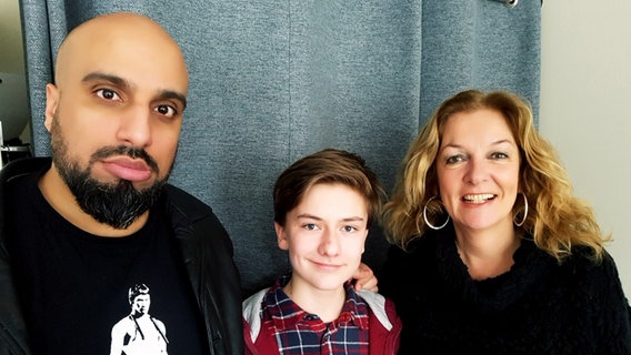 Comedian Abdelkarim mit Schülerpraktikant Ole und Bettina Tietjen © NDR 2 Foto: Andreas Sorgenfrey