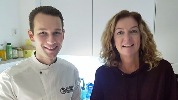 Jan Philipp Cleusters beim Backen mit Bettina Tietjen © NDR 2 Foto: Andreas Sorgenfrey