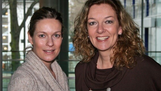 Schauspielerin Lisa Martinek und Moderatorin Bettina Tietjen © NDR Foto: Andreas Sorgenfrey