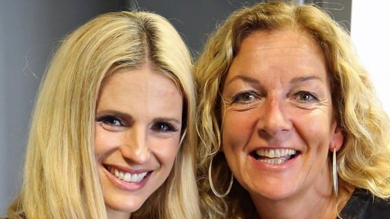 Michelle Hunziker zu Gast bei Bettina Tietjen © NDR 2 Foto: Nadine Egbringhoff