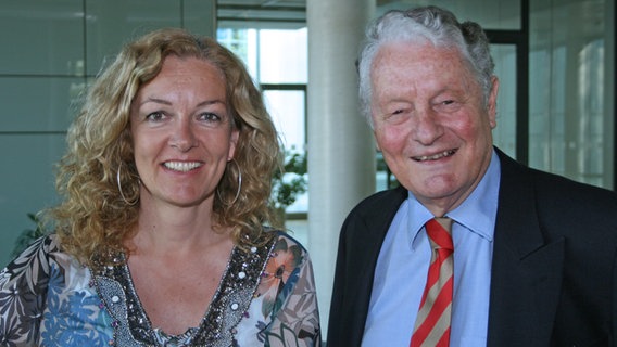 Bettina Tietjen steht neben Royal-Expert Rolf Seelmann-Eggebert © NDR 2 Foto: Andreas Sorgenfrey