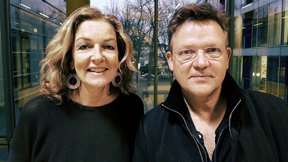 Bettina Tietjen mit ihrem Talkgast  Justus von Dohnanyi © NDR Foto: Andreas Sorgenfrey