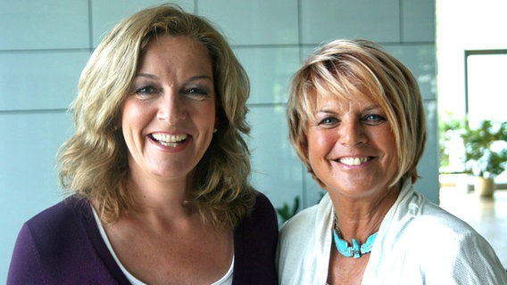 Bettina Tietjen (li.) und Alida Gundlach bei NDR 2 im Mai 2011  