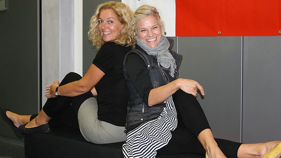 Bettina Tietjen und Ina Müller bei "Tietjen talkt" im September 2008 © NDR / Kirsa Kurz 