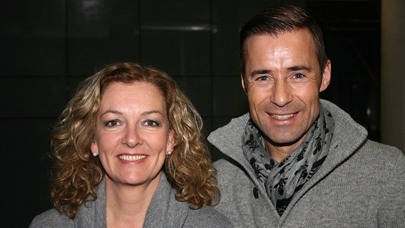 Bettina Tietjen und Kai Pflaume lächeln in die Kamera. © NDR 2 