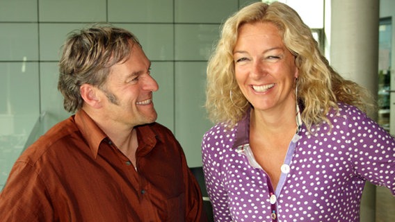 NDR Moderatorin Bettina Tietjen und der Kabarettist Kristian Bader im August 2010 © NDR 